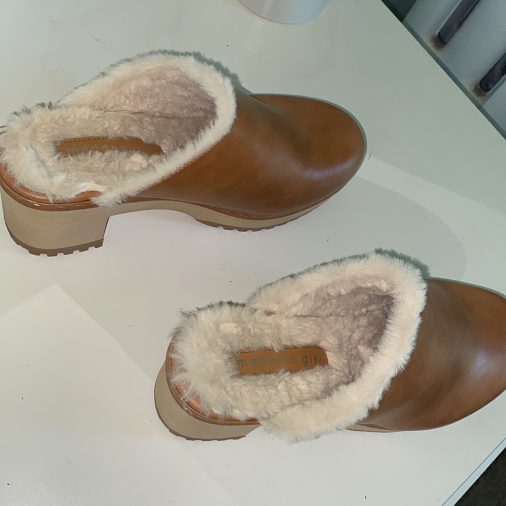 Furry clogs 🤍 - Picture 2 of 3